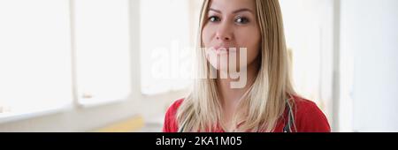 Portrait de la jeune femme médecin dans le couloir de l'hôpital Banque D'Images