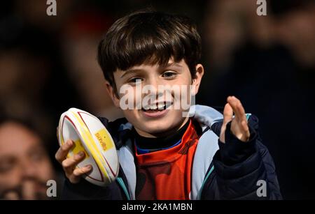 Barnett, Royaume-Uni. 30th octobre 2022. Rugby, premier ministre. Saracens V sale Sharks. Stade Stone X. Barnett. Un jeune fan de Saracens célèbre lors du match de rugby Saracens V sale Sharks Gallagher Premiership. Credit: Sport en images/Alamy Live News Banque D'Images