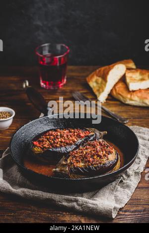 Aubergines farcies au bœuf haché, aux tomates et aux épices dans une poêle à frire. Plat traditionnel Karniyarik de cuisine turque Banque D'Images