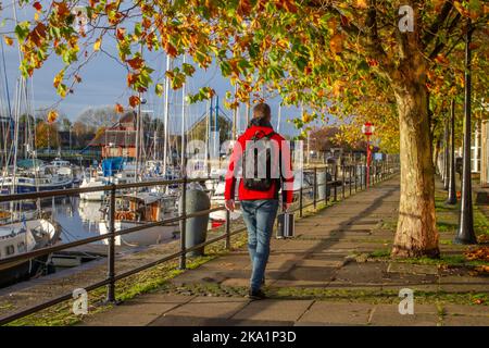 Preston, Lancashire. Météo au Royaume-Uni, 31 octobre 2022. Litière de feuilles à la fin de l'automne , chute automnale des feuilles des arbres à feuilles caduques, sur un début chaud et ensoleillé à la journée dans le nord-ouest comme le soleil s'élève au-dessus de Preston Docks. Les températures douces se poursuivent tandis que les résidents de la région profitent d'un léger exercice le long de Riverside Walk, une partie de navigation Way dans les Docklands. Crédit; MediaWorldImages/AlamyLiveNews Banque D'Images