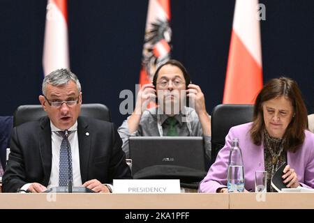 Prague, République tchèque. 31st octobre 2022. Le ministre tchèque de l'Industrie et du Commerce, Jozef Sikela, à gauche, prend la parole le jour principal de la réunion informelle des ministres du Commerce pour discuter de la politique commerciale de l'UE dans un environnement économique et géopolitique de plus en plus incertain à l'Hôtel Corinthia Towers, Prague, République Tchèque, lundi, 31 octobre, 2022. Credit: Michal Kamaryt/CTK photo/Alamy Live News Banque D'Images