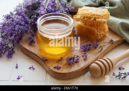 Verre de miel, nid d'abeille et fleurs de lavande Banque D'Images