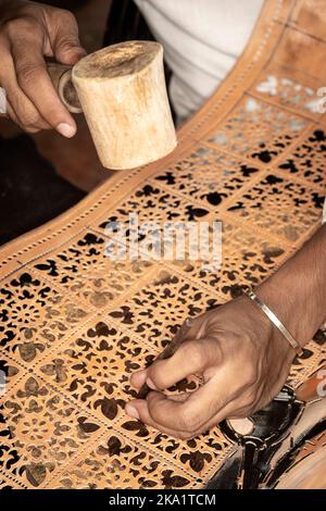 artiste artisanal qui fait de l'art traditionnel de la sculpture en cuir de buffle en indonésie Banque D'Images