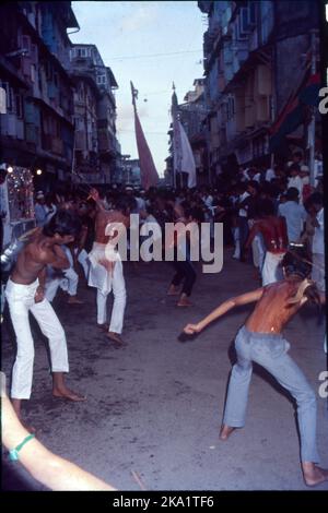 Muharram:- la véritable histoire derrière le deuil de Muharram est très tragique. Le 10th jour de Muharram, la bataille féroce de Karbala a eu lieu. La bataille a été menée entre un petit groupe de partisans et de parents du petit-fils du prophète Mahomet, l'Imam Hussain, et un militaire beaucoup plus grand de Yazid I, le calife d'Umayyad. Ils ont capturé Hussain et son groupe et les ont privés d'eau et de nourriture dans la chaleur du désert pendant 3 jours successifs. Les musulmans honorent le sacrifice des vies innocentes en observant un deuil. Banque D'Images