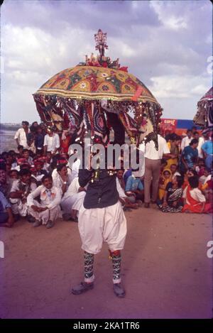 Tarnetar Fair à Saurashtra Gujrat:- basé sur les légendes de la Swayamvara de Draupadi cette foire est une célébration de la danse folklorique, de la musique, des costumes, et des arts de Gujrat, centrée autour de jeunes hommes et femmes tribaux à la recherche de partenaires de mariage. Mot Tarnetar signifie Trinetreshwar c'est-à-dire un Dieu avec trois yeux - à savoir le Seigneur Shiv-Shankar. Plusieurs types de formes de danse sont exécutés pendant le festival et le plus célèbre parmi eux est Dandiya Raas. Banque D'Images