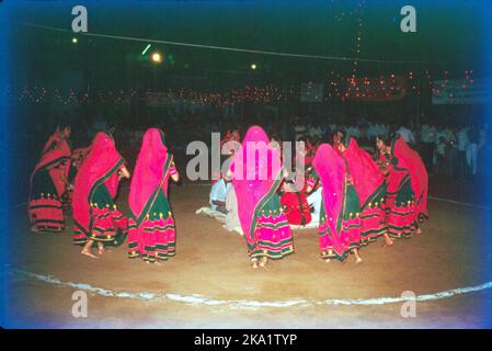 Navratri, qui signifie « neuf nuits », est l'un des festivals hindous les plus populaires et les plus célèbres dans de nombreuses régions de l'Inde. Le Gujarat est cependant le seul État qui éclate dans un festival de danse de neuf nuits, peut-être le plus long du monde. Chaque nuit, dans tout l'État, dans les villages comme dans les villes, les gens se rassemblent dans des espaces ouverts pour célébrer la divinité féminine, appelée Shakti. Il est connu sous le nom de ras garba & dandiya, qui utilise des bâtons en bois. Chaque nuit, les gens font pooja de neuf formes de déesse, Durga pour détruire le mal, Lakshmi la déesse de la prospérité et Sarswati pour la sagesse et l'art Banque D'Images