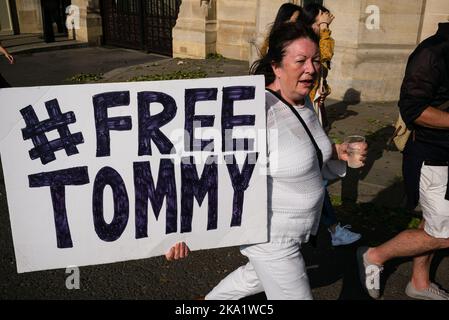 Londres, Royaume-Uni. 26 mai 2018. Un manifestant féminin porte un verre d'eau et un panneau disant # Free Tommy, en soutien de Tommy Robinson. Banque D'Images