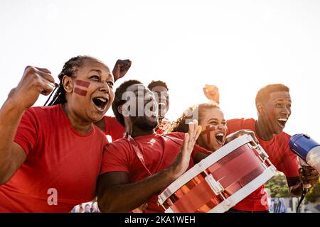 Les fans africains de football s'amusent à encourager leur équipe préférée - concept de divertissement de sport de football Banque D'Images