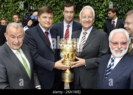 Nuremberg, Allemagne. 13th juillet 2007. Ancien ministre bavarois de l'intérieur Günther Beckstein (CSU, l-r), ancien entraîneur de football Hans Meyer, Alors le ministre des Finances bavarois Markus Söder (CSU), l'ancien Premier ministre bavarois Edmund Stoiber (CSU), l'ancien président de la FCN Michael A. Roth et l'ancien secrétaire d'État à la Culture Karl Freller se tiennent dans la cour du château de Kaiserburg lors d'une réception d'État pour 1. FC Nürnberg à l'occasion de leur victoire de la coupe DFB. (À dpa 'l'immuable: Hans Meyer a 80 ans') Credit: Picture Alliance/dpa/Alay Live News Banque D'Images