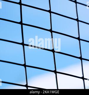 Grille avec cellule rectangulaire sur fond bleu ciel Banque D'Images