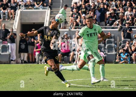 Denis Bouanga (99) dirige le bal contre le défenseur du FC d'Austin Julio Cascante (18) lors du match final de la Conférence de l'Ouest de la MLS, Banque D'Images