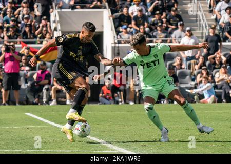 L'avant du FC de Los Angeles Denis Bouanga (99) est défendu par le défenseur du FC d'Austin Julio Cascante (18) lors du match final de la Conférence de l'Ouest de la MLS, dimanche, Banque D'Images