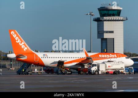 Aéroport de Londres Southend, Essex, Royaume-Uni. 31st octobre 2022. L'aéroport Southend de Londres a eu du mal à revenir à ses niveaux de passagers antérieurs à Covid avec une seule compagnie aérienne, easyJet, qui reprend les vols de la saison estivale vers trois destinations seulement, qui sont en fin de journée pour l'hiver. Après les opérations d'aujourd'hui, l'aéroport n'aura pas de vols réguliers pour passagers avant le retour de la compagnie aérienne à la fin de mars 2023. L’arrivée et le départ du matin à Malaga sont les derniers de cette destination, avec des services à Faro et Palma de Majorque opérant plus tard. Nous sommes arrivés de Malaga, en déchargement Banque D'Images