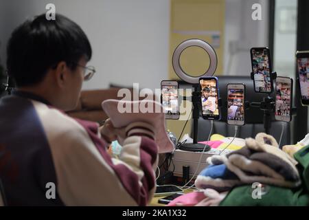 NANTONG, CHINE - le 31 OCTOBRE 2022 - un employé de Nantong Bolia Rain Gear Manufacturing Company dans le parc logistique vend une bouteille d'eau chaude électrique Banque D'Images