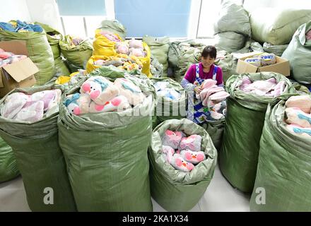 NANTONG, CHINE - le 31 OCTOBRE 2022 - un employé de Nantong Bolia Rain Gear Manufacturing Company trie et arrange des marchandises dans un parc logistique de Nanto Banque D'Images