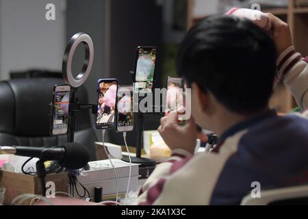 NANTONG, CHINE - le 31 OCTOBRE 2022 - un employé de Nantong Bolia Rain Gear Manufacturing Company dans le parc logistique vend une bouteille d'eau chaude électrique Banque D'Images