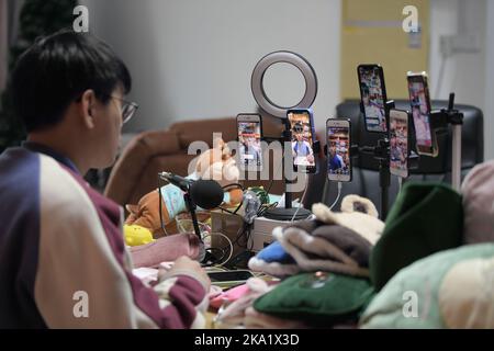 NANTONG, CHINE - le 31 OCTOBRE 2022 - un employé de Nantong Bolia Rain Gear Manufacturing Company dans le parc logistique vend une bouteille d'eau chaude électrique Banque D'Images