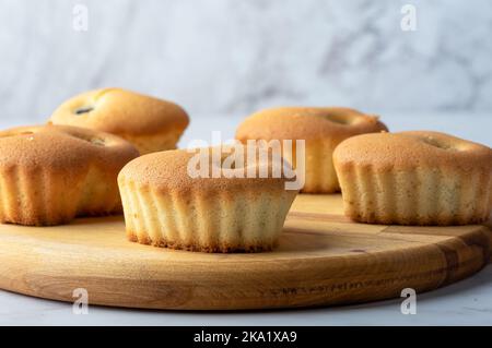 Gros plan sur une planche à découper de petits gâteaux aux myrtilles maison fraîchement cuits. Mise au point au premier plan. Copier l'espace. Banque D'Images