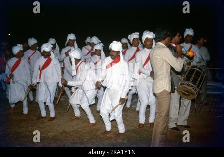 Navratri, qui signifie « neuf nuits », est l'un des festivals hindous les plus populaires et les plus célèbres dans de nombreuses régions de l'Inde. Le Gujarat est cependant le seul État qui éclate dans un festival de danse de neuf nuits, peut-être le plus long du monde. Chaque nuit, dans tout l'État, dans les villages comme dans les villes, les gens se rassemblent dans des espaces ouverts pour célébrer la divinité féminine, appelée Shakti. Il est connu sous le nom de ras garba & dandiya, qui utilise des bâtons en bois. Chaque nuit, les gens font pooja de neuf formes de déesse, Durga pour détruire le mal, Lakshmi la déesse de la prospérité et Sarswati pour la sagesse et l'art Banque D'Images