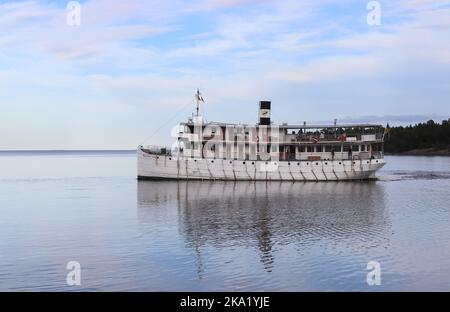 LIDKÖPING, SUÈDE, 22 AOÛT 2022: M/S Wilhelm Tham traverse un lac de la placide Vänern. Lancé en 1912, le navire historiquement important transporte des passants Banque D'Images