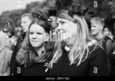 Les amateurs de deuil lors du rassemblement public pour les funérailles de la reine Elizabeth II, à Londres. 19th septembre 2022. Banque D'Images