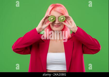 Fille avec fruit posant pour la caméra dans un studio Banque D'Images