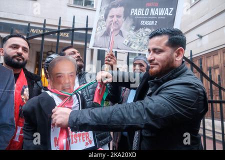 Les partisans du Pakistan Tehreek-e-Insaf arrivent à Avenfield House où réside Nawaz Sharif, l'ancien Priminster du Pakistan, pour protester contre le Th Banque D'Images