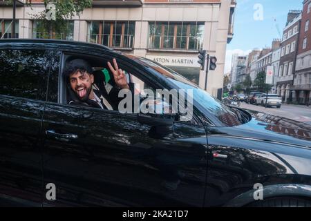 De plus petites manifestations iraniennes se poursuivent dans le week-end à travers Londres, avec une poignée à Trafalgar Square couverte de sang factice et beaucoup de personnes traversant Lo Banque D'Images