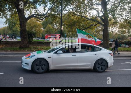 De plus petites manifestations iraniennes se poursuivent dans le week-end à travers Londres, avec une poignée à Trafalgar Square couverte de sang factice et beaucoup de personnes traversant Lo Banque D'Images