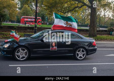 De plus petites manifestations iraniennes se poursuivent dans le week-end à travers Londres, avec une poignée à Trafalgar Square couverte de sang factice et beaucoup de personnes traversant Lo Banque D'Images