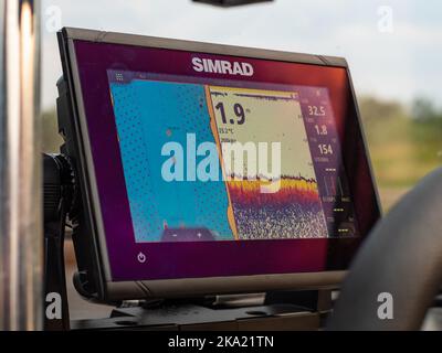 Appareil de navigation GPS Simrad dans un bateau. Diviser l'écran avec la position GPS sur le côté gauche et le détecteur de poissons sur la droite. Outil électronique. Banque D'Images