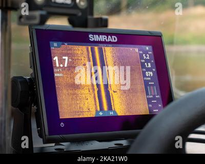 Appareil de navigation GPS Simrad dans un bateau. Le sonar et le radar sont des fonctions de l'outil électronique. L'écran affiche la structure du sol. Banque D'Images