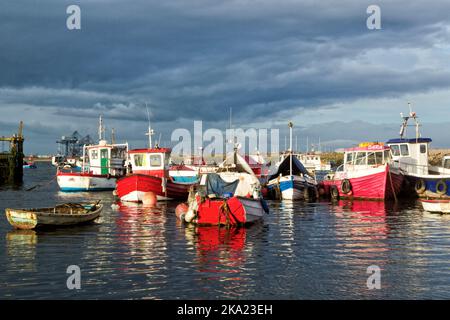 Une gamme de petits bateaux de pêche amarrés à Paddy's Hole, un petit refuge sur la rive sud de l'estuaire de la rivière Tees Banque D'Images