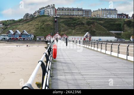 Vue le long de la jetée, la seule en son genre qui reste au Royaume-Uni, à Saltburn by the Sea, North Yorkshire, Royaume-Uni Banque D'Images