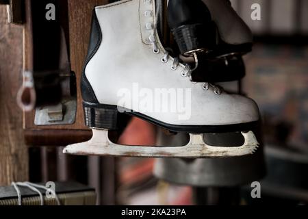 Vieux patin à glace rétro. Skate de hockey vintage. Mise au point sélective Banque D'Images