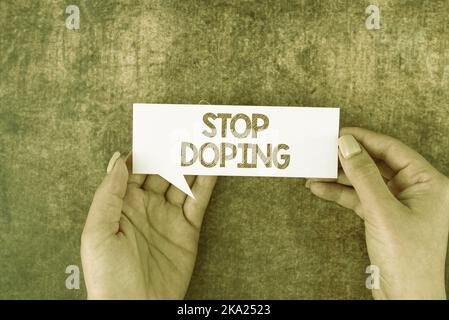 Écriture affichant le texte Arrêter le dopage. Aperçu d'affaires mettre une fin de l'infection virale de vos poumons et de la femme des voies respiratoires avec la présentation de tablette Banque D'Images