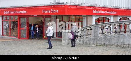 Chelmsford High Street Shoppers in & Around British Heart Foundation Home Store à l'angle du pont piétonnier au-dessus de River CAN Essex Angleterre Banque D'Images