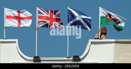 Weston Super Mare drapeau syndical et anglais gallois drapeaux écossais volant ensemble de haut de bâtiment avec Union Jack la mauvaise manière de l'Angleterre Royaume-Uni Banque D'Images