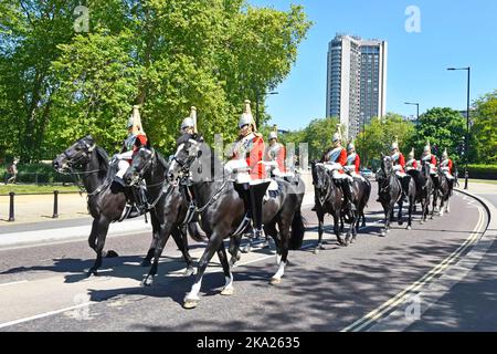 Hilton Hotel toile de fond soldats et chevaux de la Life Guards Household Cavalry Mounted Regiment à Hyde Park de retour à la caserne Londres Angleterre Royaume-Uni Banque D'Images
