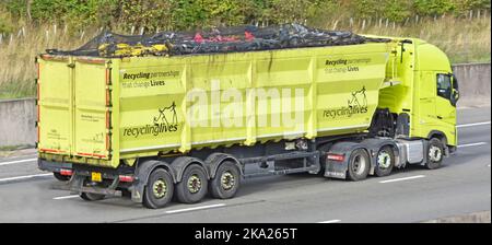 Combinaison jaune de camion Volvo 500 hgv et remorque articulée chargée de ferraille vue latérale des slogans de recyclage change vies Angleterre Royaume-Uni Banque D'Images