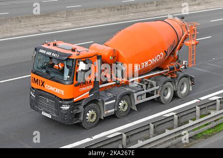 Equipement d'antenne de mélangeur de ciment en béton et de tambour rotatif de vue latérale monté sur la cabine de châssis de camion de livraison renault hgv sur la route d'autoroute britannique Banque D'Images