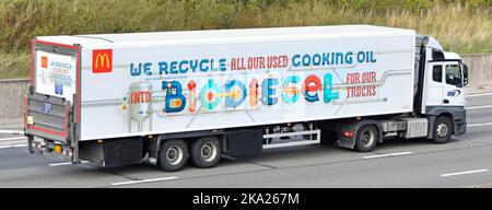 Publicité sur le côté remorque de McDonalds fast food camion cuisant l'huile de recyclage dans le biodiesel pour leur entreprise hgv Trucks & driver UK autoroute Banque D'Images