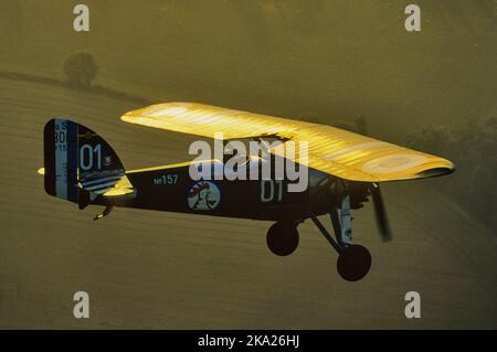 Un portrait air-air d'un Morane-Saulnier 230, un avion d'entraînement français des années 1930. Banque D'Images