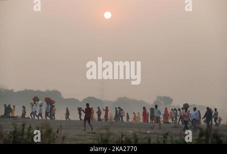 New Delhi, Inde. 30th octobre 2022. Les dévotés marchent vers la rive de la rivière Yamuna pour adorer le Dieu du Soleil pendant le dernier jour du festival religieux de Chhath Puja à la périphérie de New Delhi. Crédit : SOPA Images Limited/Alamy Live News Banque D'Images