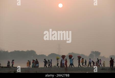 New Delhi, Inde. 30th octobre 2022. Les dévotés marchent vers la rive de la rivière Yamuna pour adorer le Dieu du Soleil pendant le dernier jour du festival religieux de Chhath Puja à la périphérie de New Delhi. Crédit : SOPA Images Limited/Alamy Live News Banque D'Images