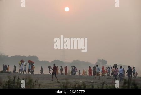 New Delhi, Inde. 30th octobre 2022. Les dévotés marchent vers la rive de la rivière Yamuna pour adorer le Dieu du Soleil pendant le dernier jour du festival religieux de Chhath Puja à la périphérie de New Delhi. (Photo de Vijay Pandey/SOPA Images/Sipa USA) crédit: SIPA USA/Alay Live News Banque D'Images