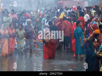 New Delhi, Inde. 30th octobre 2022. Une femme a vu se baigner dans la rivière Yamuna au cours du dernier jour du festival religieux de Chhath Puja à la périphérie de New Delhi. (Photo de Vijay Pandey/SOPA Images/Sipa USA) crédit: SIPA USA/Alay Live News Banque D'Images