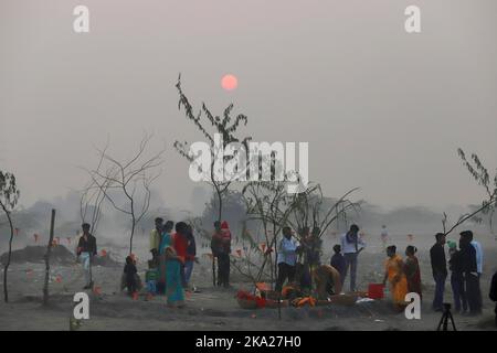New Delhi, Inde. 30th octobre 2022. Les dévotés marchent vers la rive de la rivière Yamuna pour adorer le Dieu du Soleil pendant le dernier jour du festival religieux de Chhath Puja à la périphérie de New Delhi. (Photo de Vijay Pandey/SOPA Images/Sipa USA) crédit: SIPA USA/Alay Live News Banque D'Images