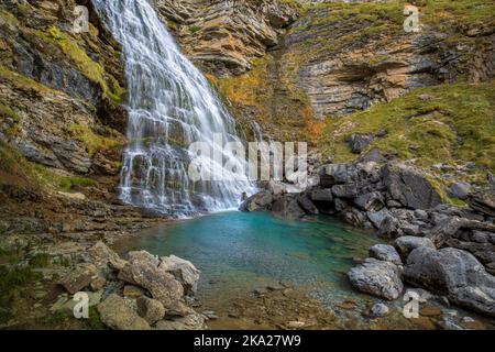 Vue spectaculaire sur la cascade de Cola de Caballo dans le parc national d'Ordesa y Monte Perdido à Huesca, Aragon, Espagne Banque D'Images