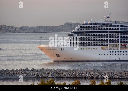 Marseille, France. 30th octobre 2022. Le bateau de croisière MSC Poesia arrive au port méditerranéen français de Marseille. Crédit : SOPA Images Limited/Alamy Live News Banque D'Images